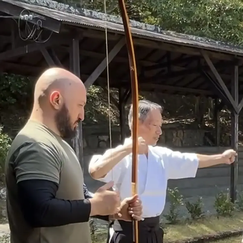 Olgun is learning how to draw Yumi (Japanese long bow) in Mie Prefecture Japan from Urano Yuji Sensei [7th Dan Kyudo]